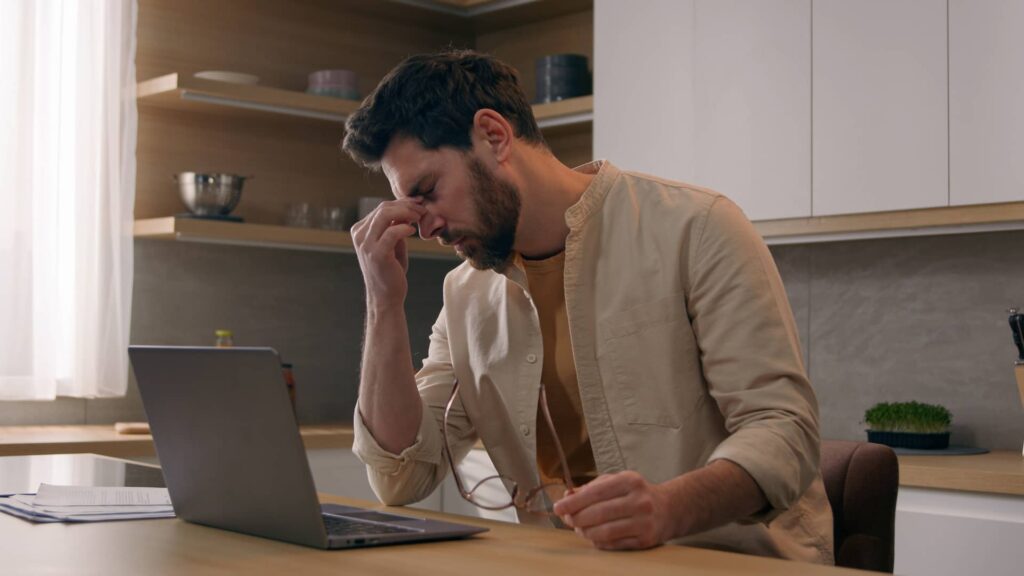 Uomo con forte stress mentale a causa del lavoro.