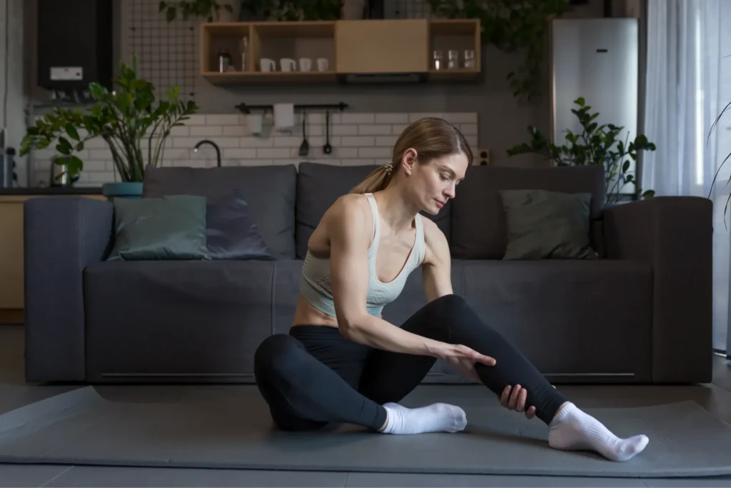 Giovane donna che fa stretching