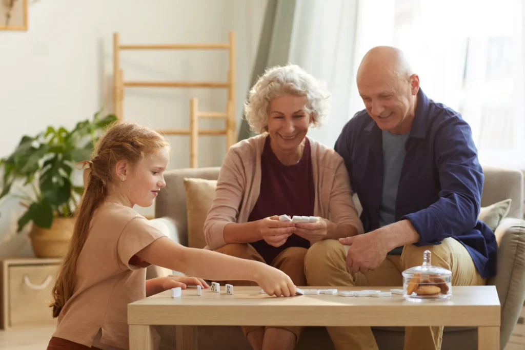 Coppia di nonni gioca con la nipote in casa