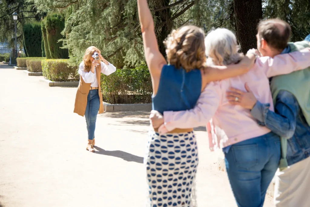 Gruppo di donne di mezza età che si diverte insieme, scattando una foto