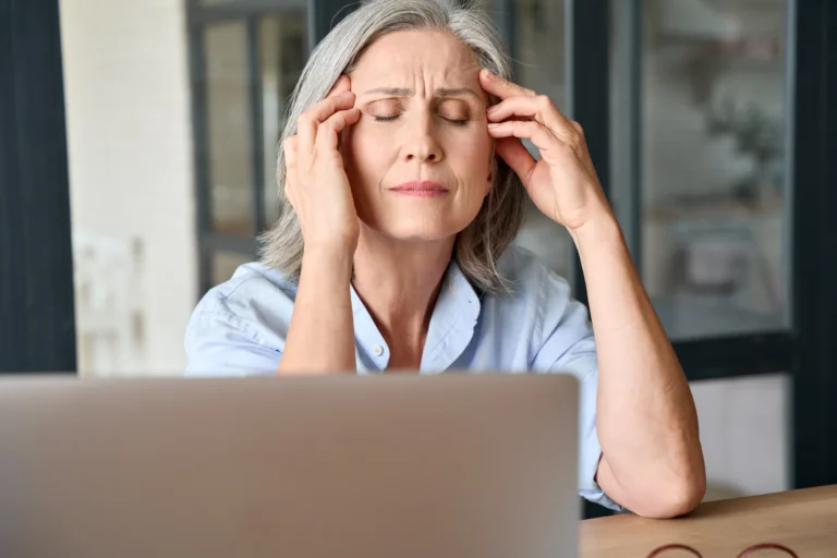 Donna di mezza età stressata al computer