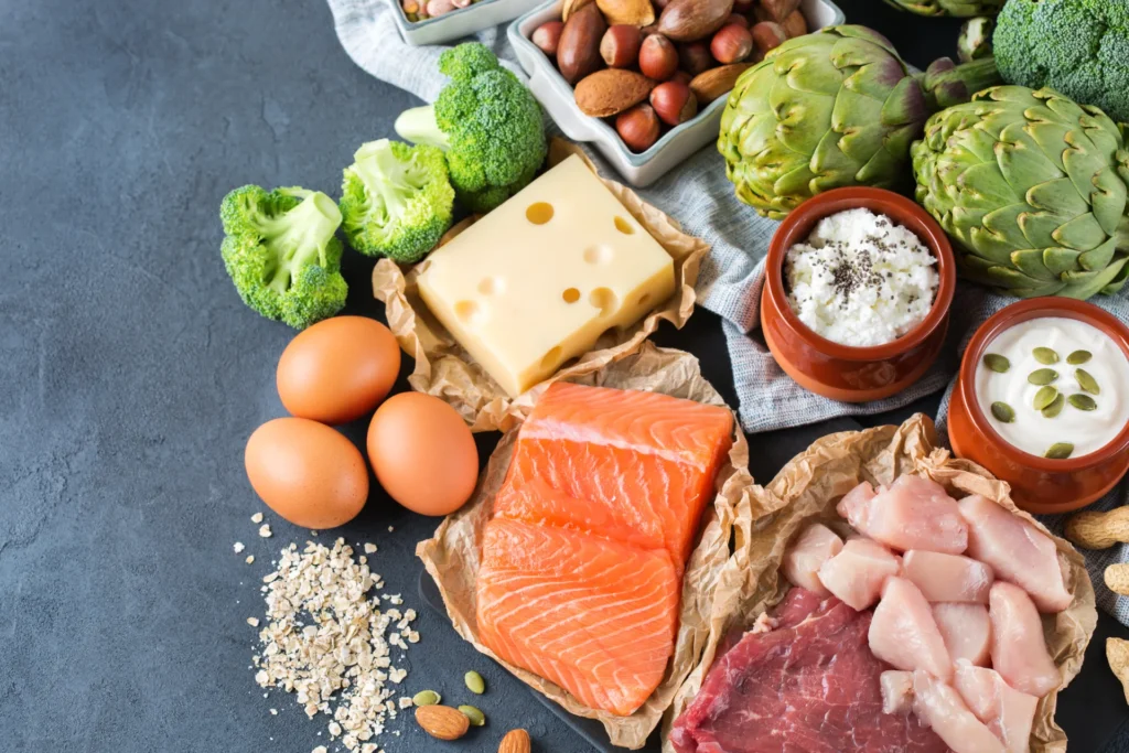 Cibi ricchi di proteine, tra cui formaggio, salmone, carne e uova
