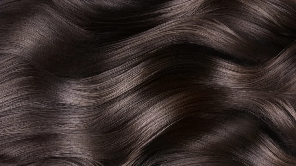 Dettaglio di capelli marroni ondulati e lucenti