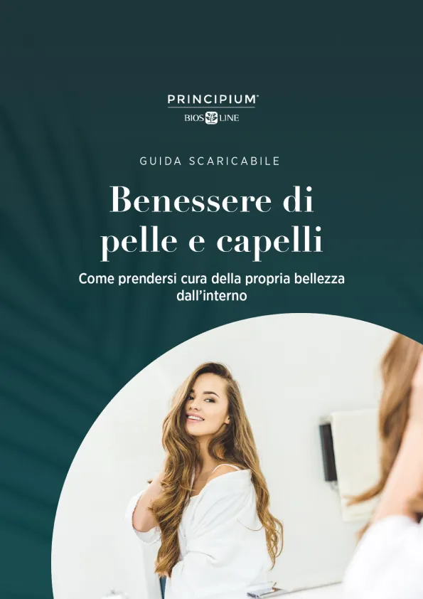 copertina della guida "Benessere di pelle e capelli" che vede in primo piano una donna che i capelli lunghi che si specchia