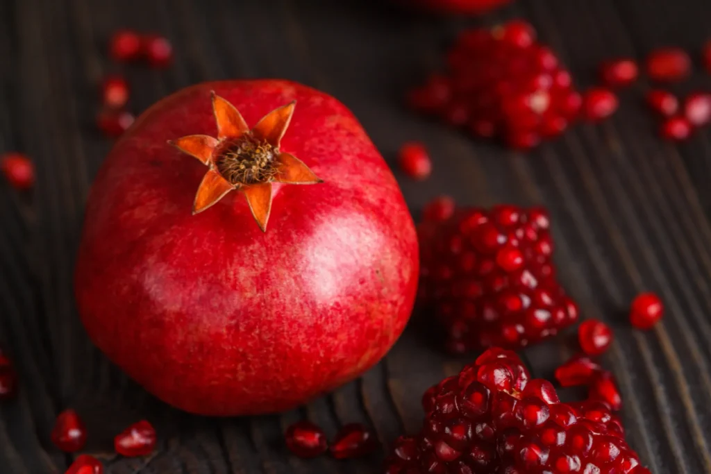 Melagrana intera e circondata da chicchi