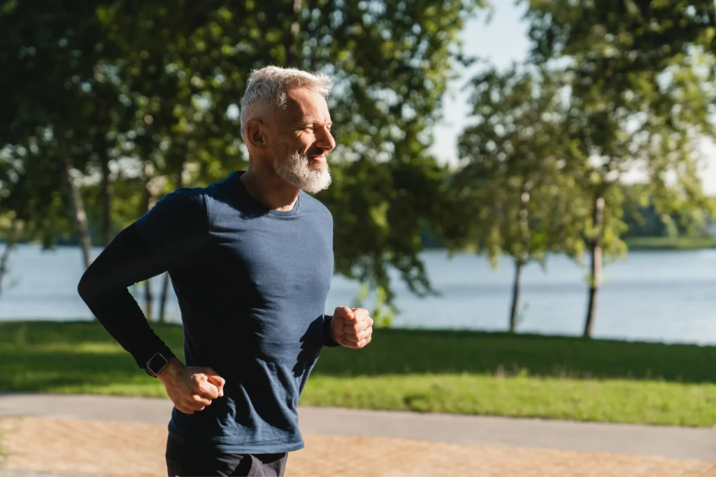 Uomo brizzolato che fa jogging al parco