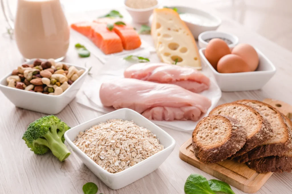 Tavolo con carne, pesce, latticini, uova, pane tagliato a fette