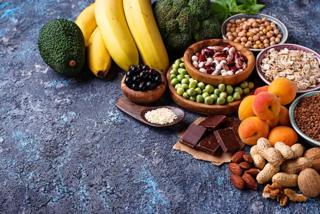 Ingredienti alimentari sani disposti su una superficie ruvida