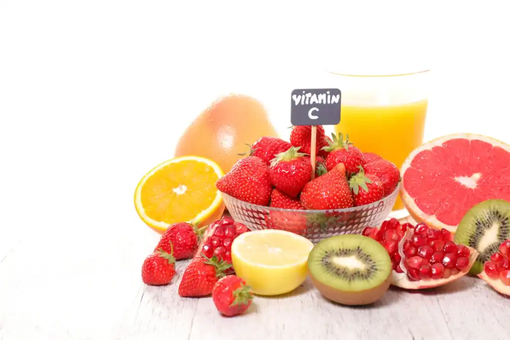 Assortimento di frutta fresca ricco di vitamina C come fragole, limoni, pompelmo e kiwi