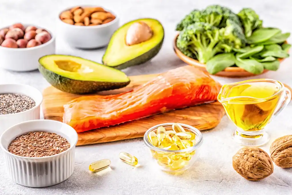 Salmone, avocado, frutta secca, semi, verdure e olio, alimenti fonte di grassi buoni e Omega 3.
